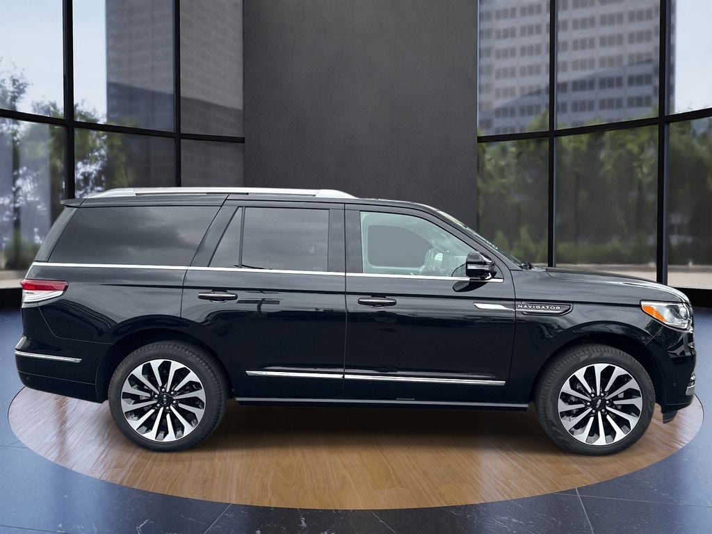 2024 Lincoln Navigator — side profile view